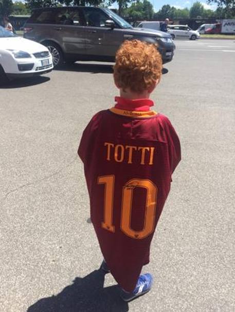Il bambino mostra la maglia che Totti gli ha autografato. Foto Tedeschi